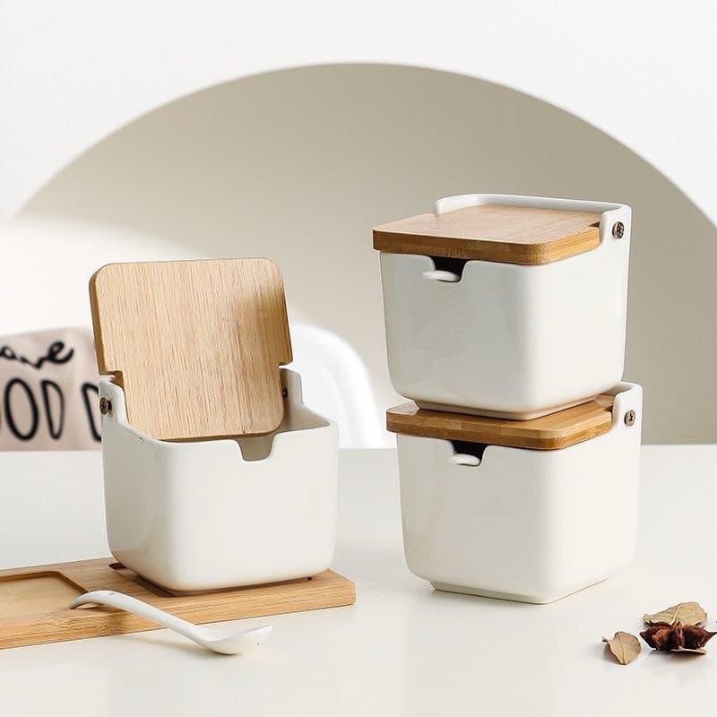 Saleiro Porta Sal Saleira de Porcelana Tampa de Bambu Mesa 9x8,5cm com Colher Pimenteiro Açucareiro