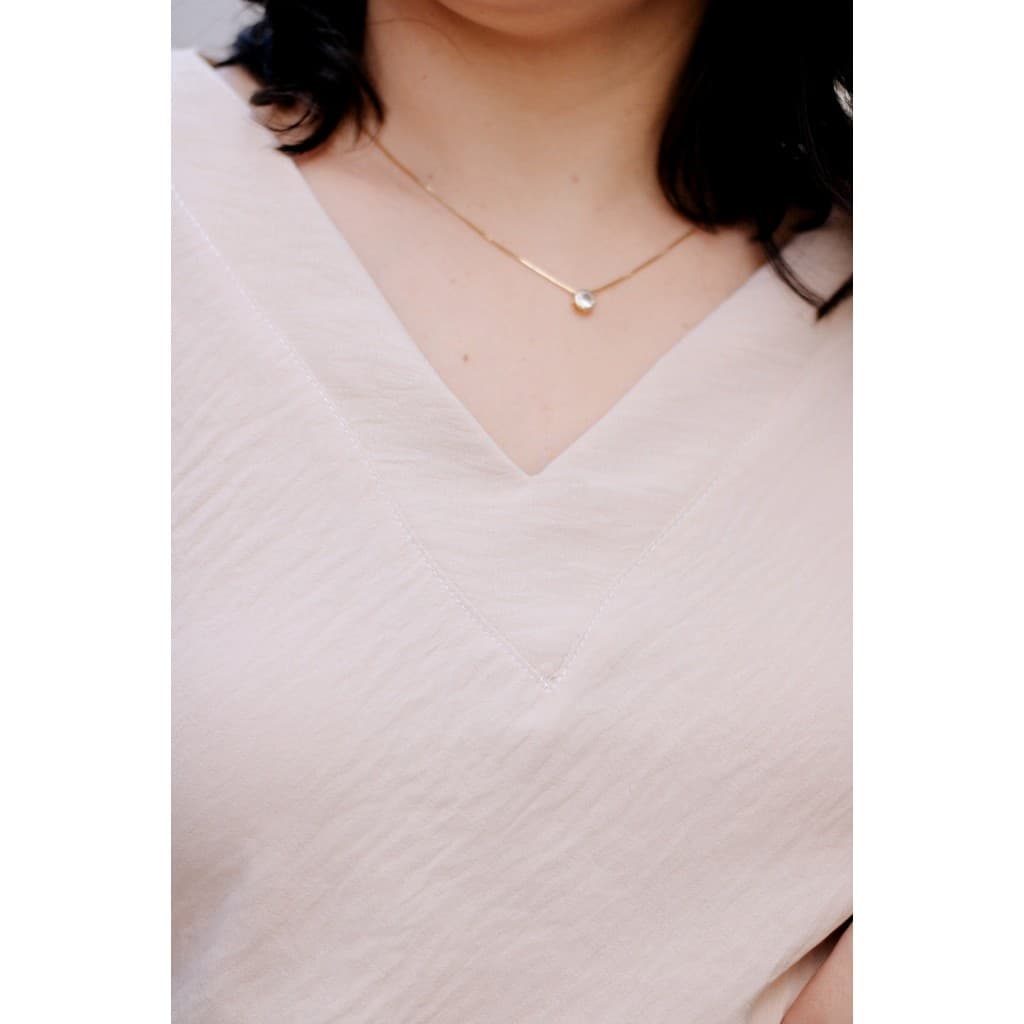 Blusa manga curta com babado e gola V tecido duna Cibely
