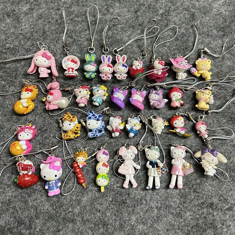 45 chaveiros de desenhos animados da Sanrio, incluindo modelos da Hello Kitty, Mickey, Minnie, Pato Donald e Porquinho,