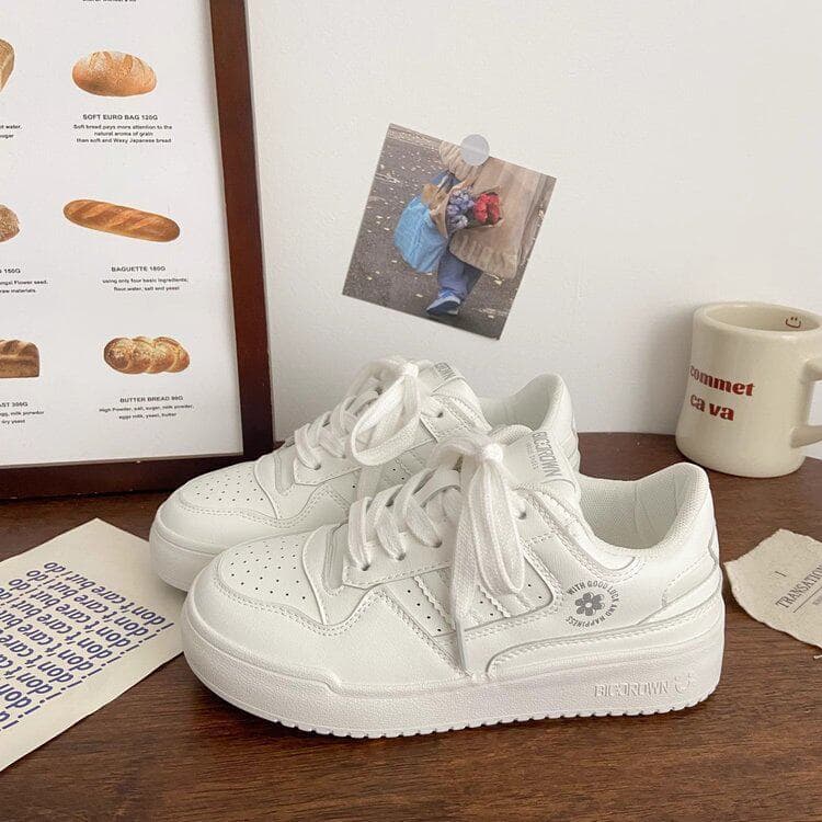 Sapatos brancos de sola grossa feminino americano Retro tênis feminino 2025 primavera outono ins na moda All-Match estud