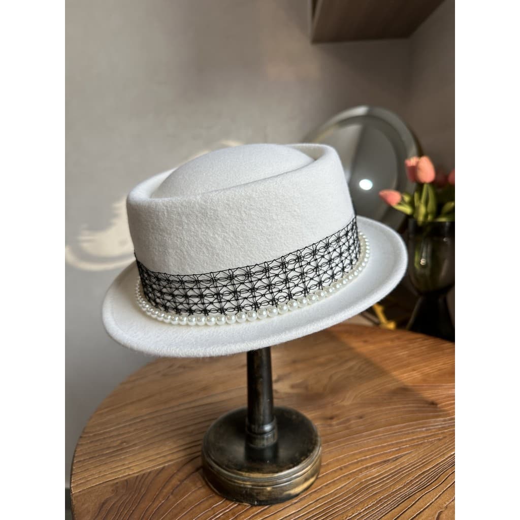 Luz de luxo branco lã plana chapéu feminino outono inverno pérola renda decoração pequena borda chapéu All-Match elegant