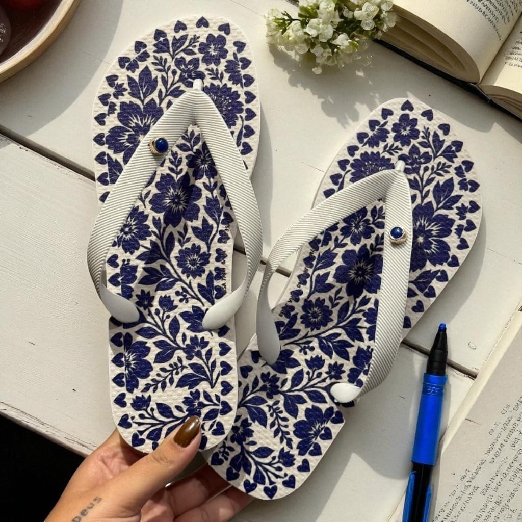 New Chinelo Feminino Floral Azul Clássico com Fundo Clean Vivebe C&C