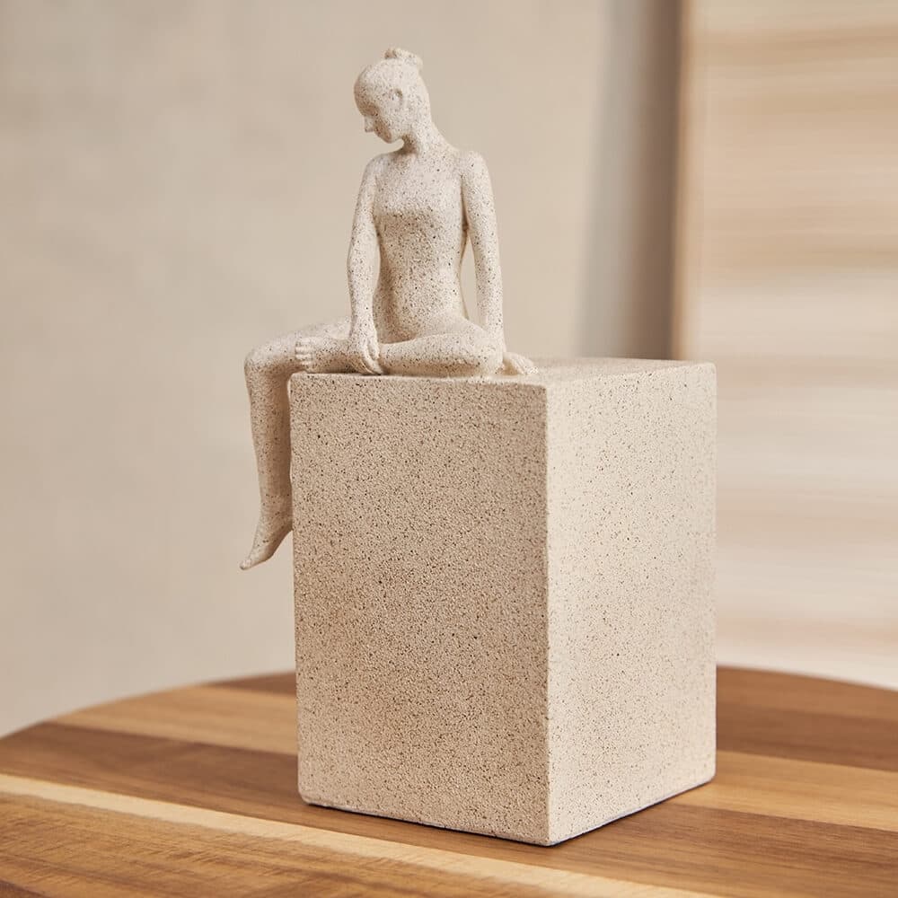 Escultura Decorativa Mulher Feminina Serenidade de Poliresina - 24cm x 12,5 x 10cm