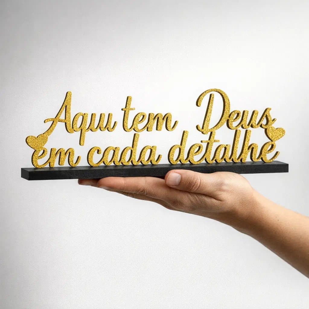 Placa Decorativa Aqui Tem Deus em Cada Detalhe Enfeite de Mesa Frase Cristã Dourada com Base Preta  Decoração Religiosa