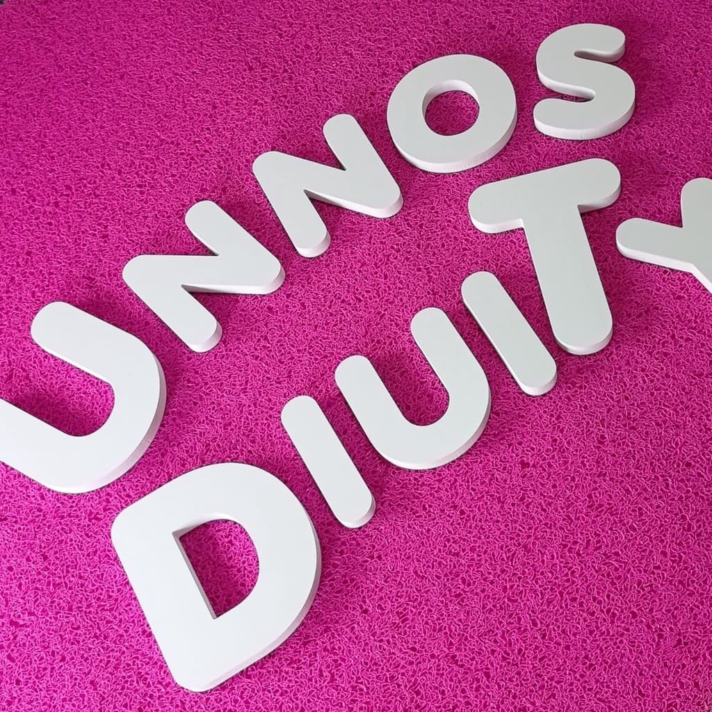 Letra em PVC EXPANDIDO branco, 30cm Altura / espessura de 10mm – Para Fachadas, Decoração Interna e Externa, Placa loja