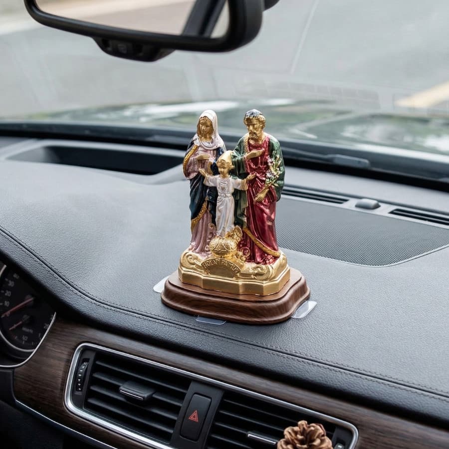 ENFEITE DE CARRO METAL SAGRADA FAMÍLIA COLORIDO 6CM