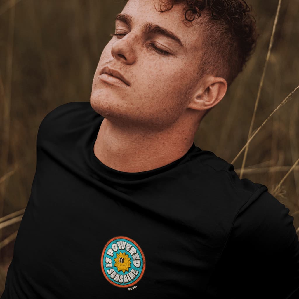 Camiseta Estampada Sol Retro Vintage Hippie Praia Vibes Desenho 70 80 90 Algodão Masculina e Feminina HT Co.