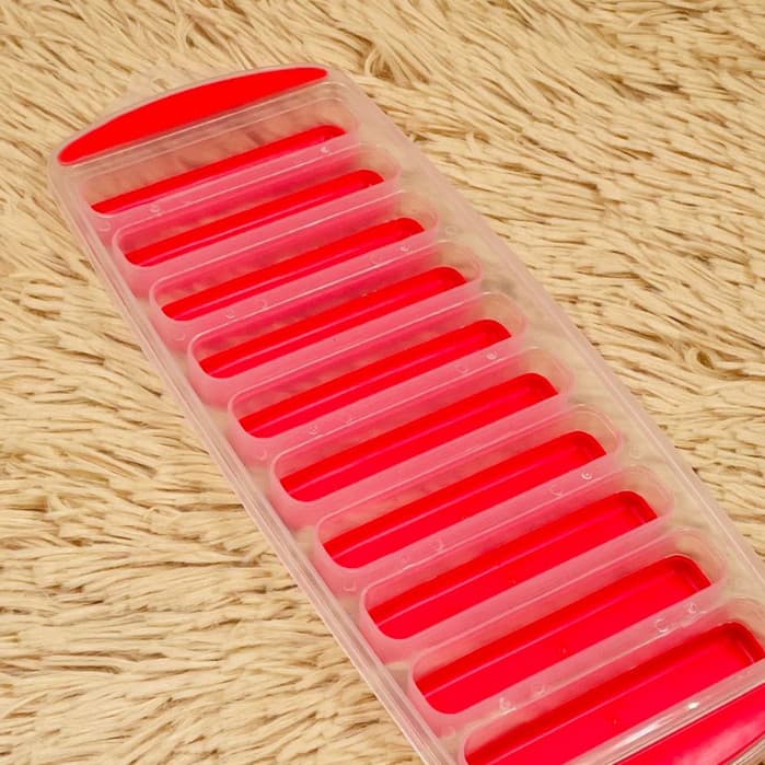 Forma de gelo em cubos de cor aleatória, com ranhuras, feita de silicone e plástico.