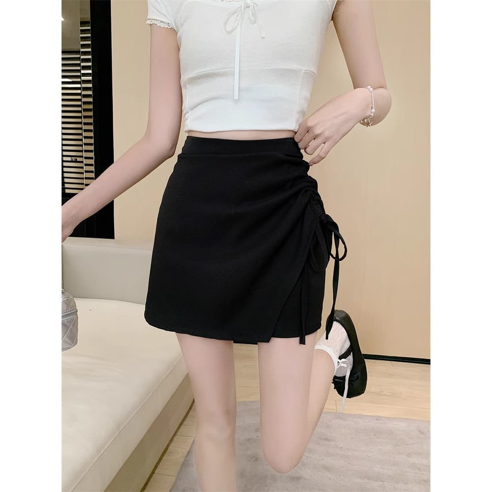 Design Irregular preto quente menina saia curta com envoltório de quadril feminino verão novo estilo cordão plissado mag