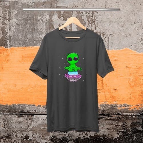 Camiseta Alien ET Extraterrestre Meditando na Nave Espacial 100% Algodão Confortável