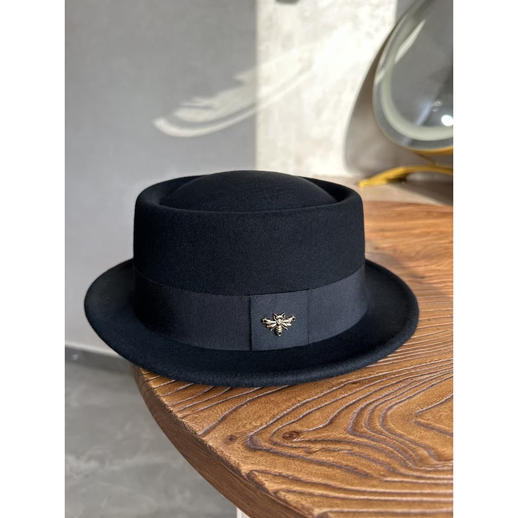 Britânico Retro preto pequena borda lã plana chapéu masculino feminino inverno All-Match pequena abelha decoração preto