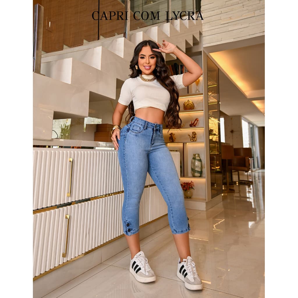 Calça Jeans Capri Feminina C/ Laycra Elastano Confortavel com Bojo Removível Detalhe na Barra