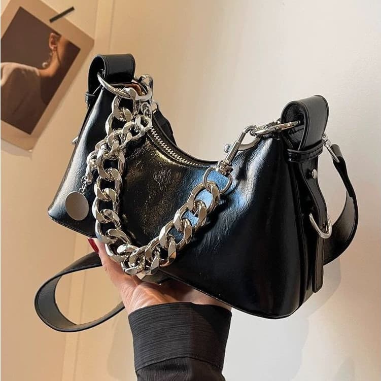 Bolsa Transversal Feminina Meia-Lua com Corrente para Festa