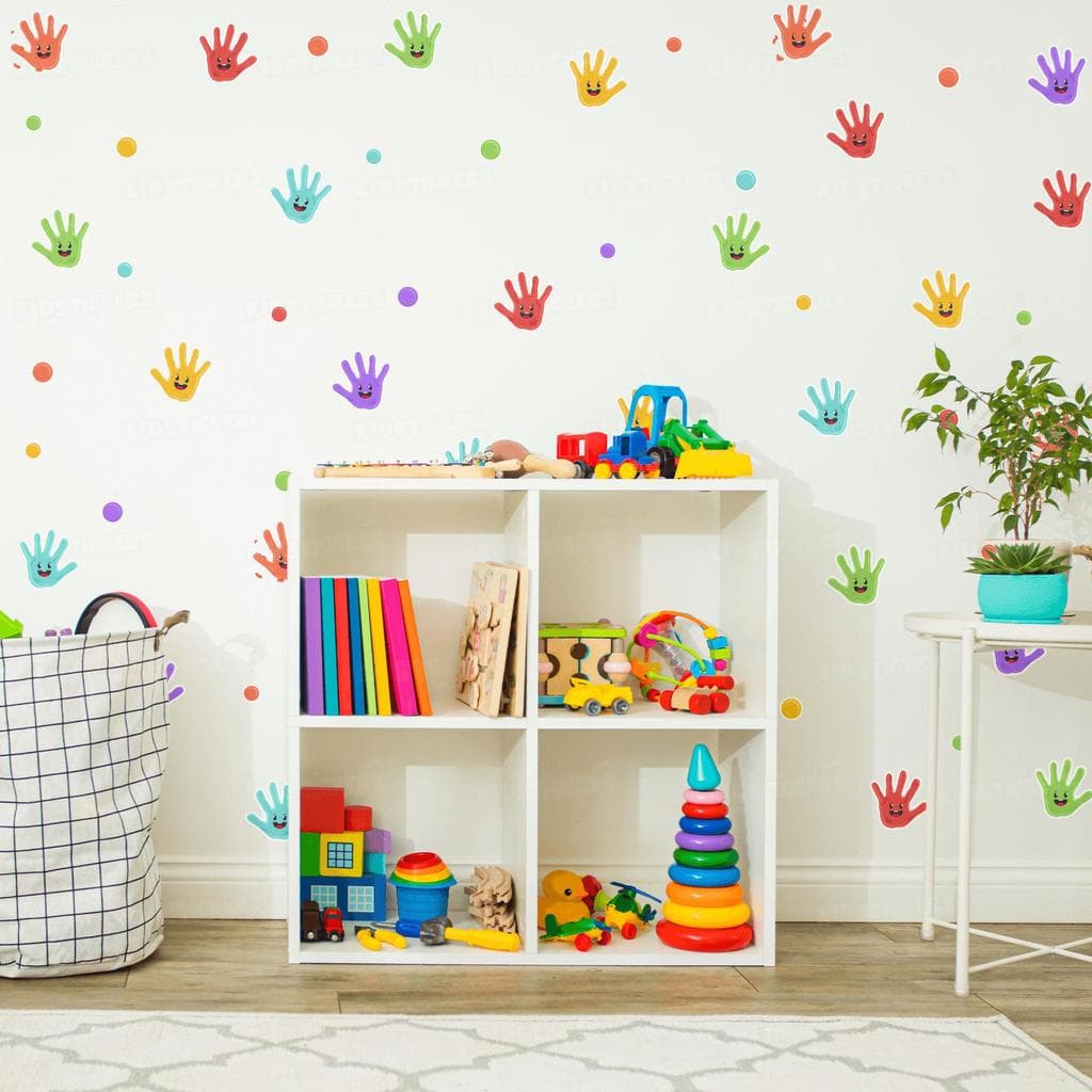 Adesivo de Parede Infantil Mãozinhas com Rostinhos Coloridos Divertidos em Estilo Lúdico