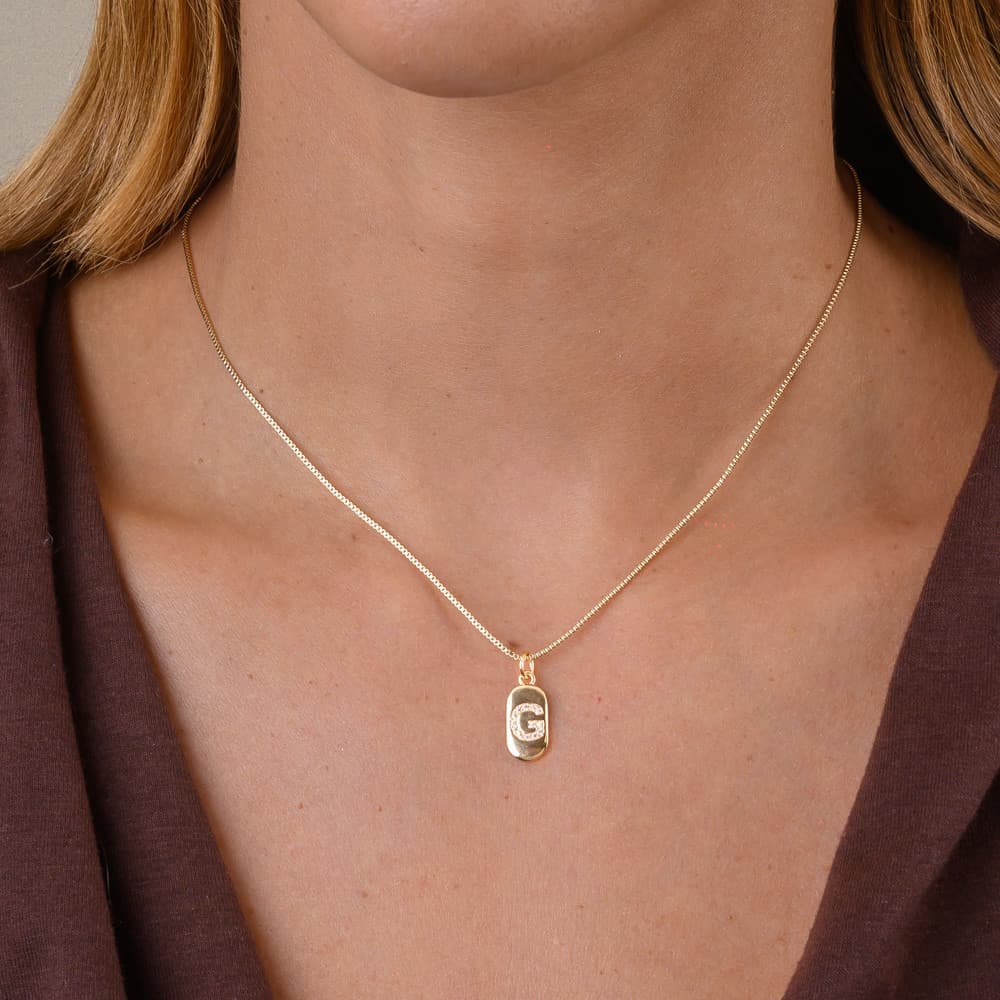 Colar Plaquinha de Letra com Banho em Ouro 18k