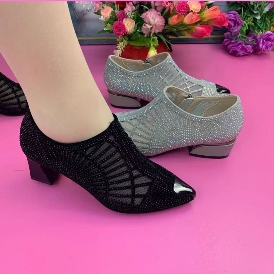 Primavera E Verão Novas Sandálias Femininas De Malha Feitas De Couro Macio Com Strass Ocos Salto Pontiagudo .