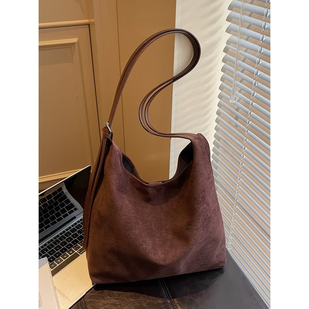 Retro All-Match camurça sacola feminina 2025 inverno novo estilo grande capacidade textura elegante Commuter ombro axila