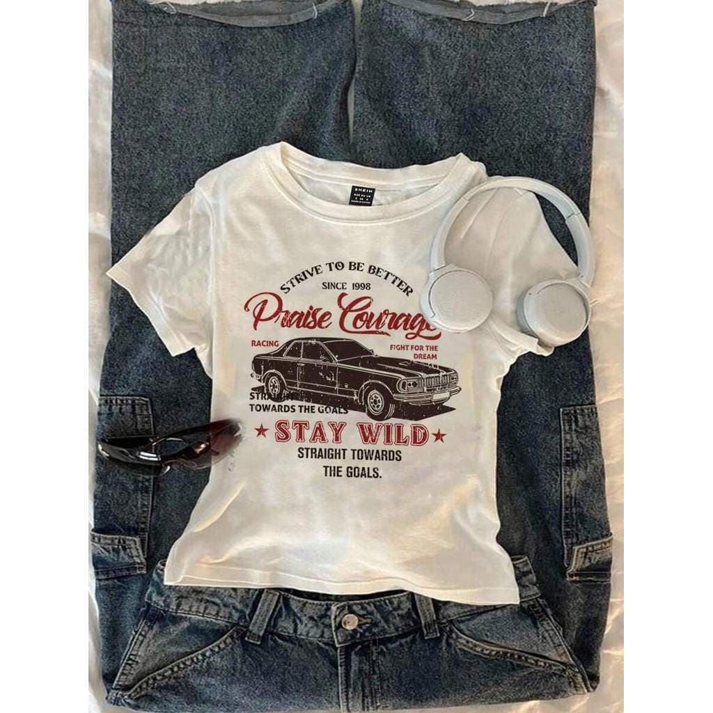 Camiseta Feminina Baby Look Carro Retrô em Estilo Vintage, Adequada para o Verão