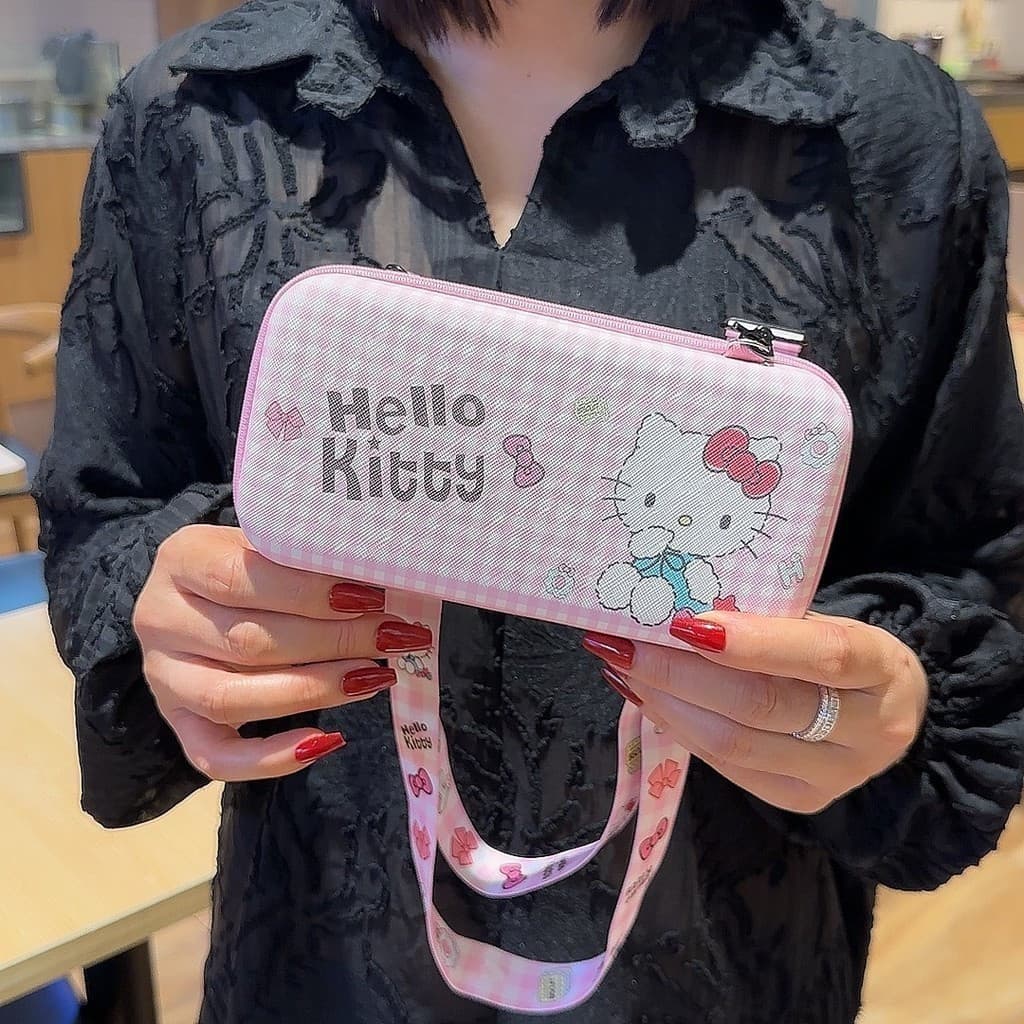 Bolsa para celular Hello Kitty em couro PU, equipada com uma alça transversal.
