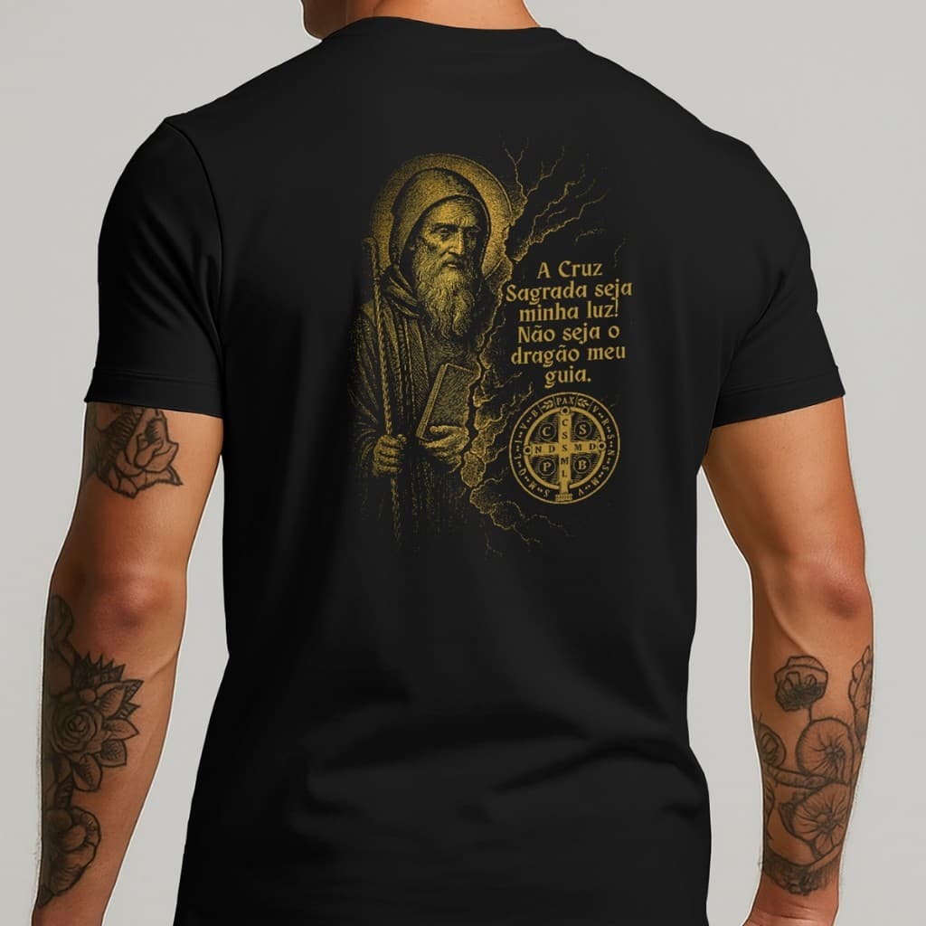 Camiseta São Bento Frase A Cruz Sagrada Seja Minha Luz Camiseta 100% Algodão