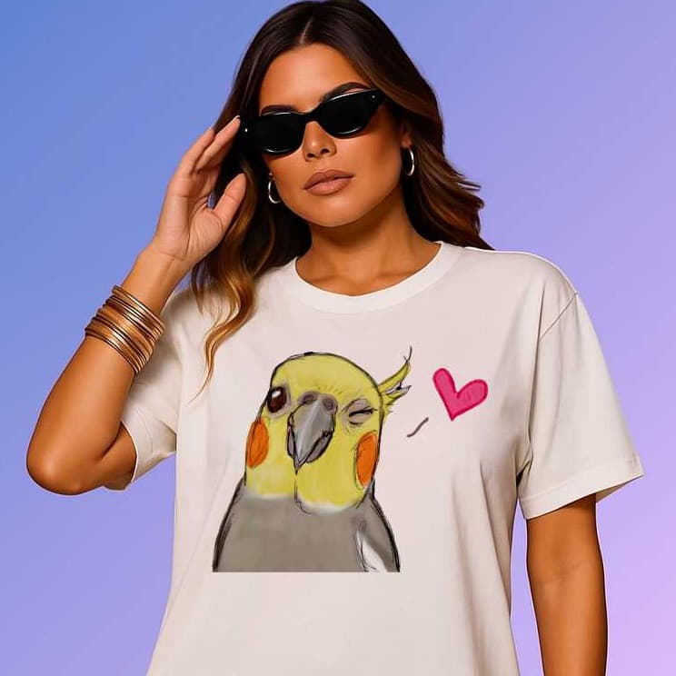 Camiseta estampada ave calopsita com coração