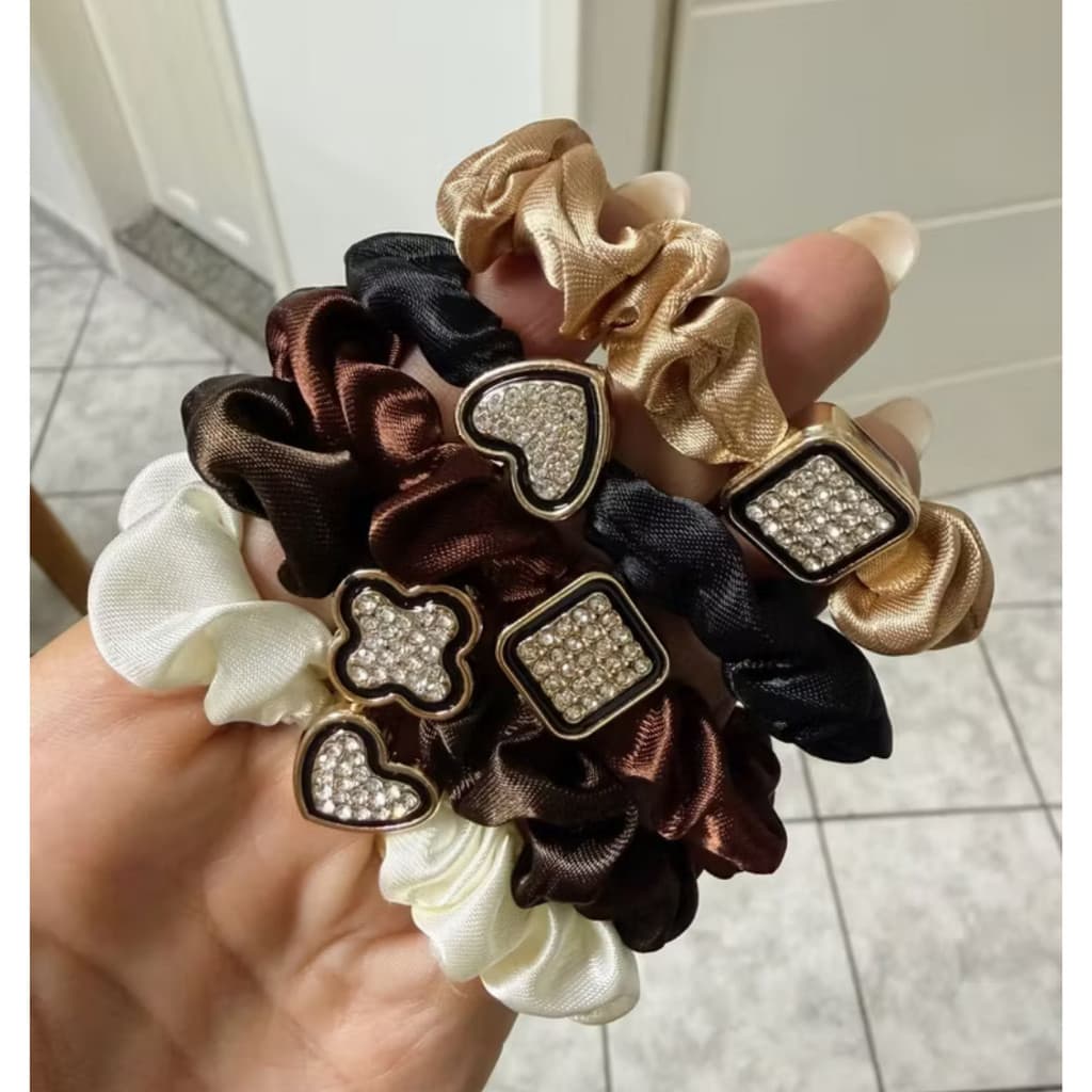 Kit 5 a 15 unis Xuxinha de Cabelo Cetim Scrunchie com Pingente Luxo - Rabicó Anti-Quebra Atacado Para Revenda Moda