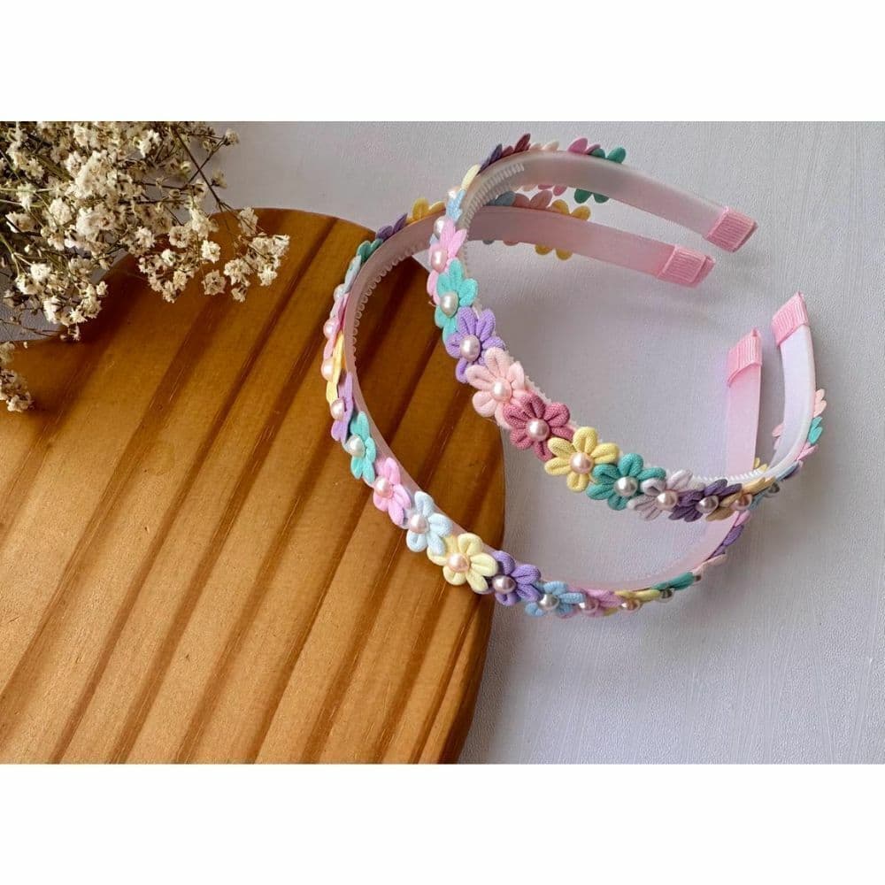 Tiara Jardim Candy Colors Floral com Elástico Ajustável Tons Pastel Delicada e Confortável