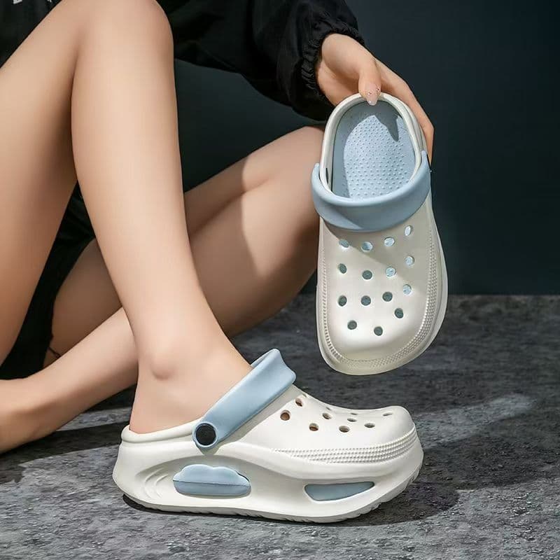 Sapatos de sola grossa buraco feminino verão duas cores bonito Baotou novo estilo aumentado antiderrapante praia merda-p