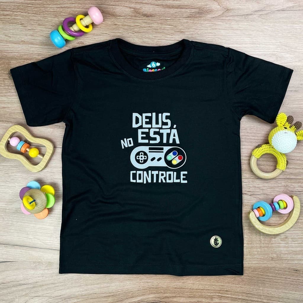 T-Shirt Infantil Preta Deus Está No Controle 2 ao 16 anos envio rapido