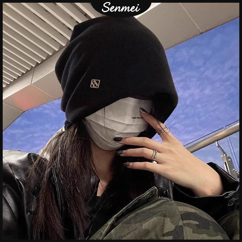 Gorro preto folgado com logotipo de metal |   Gorro de Inverno Feminino de Tricô para Cabeças Grandes, Estiloso e Exclus