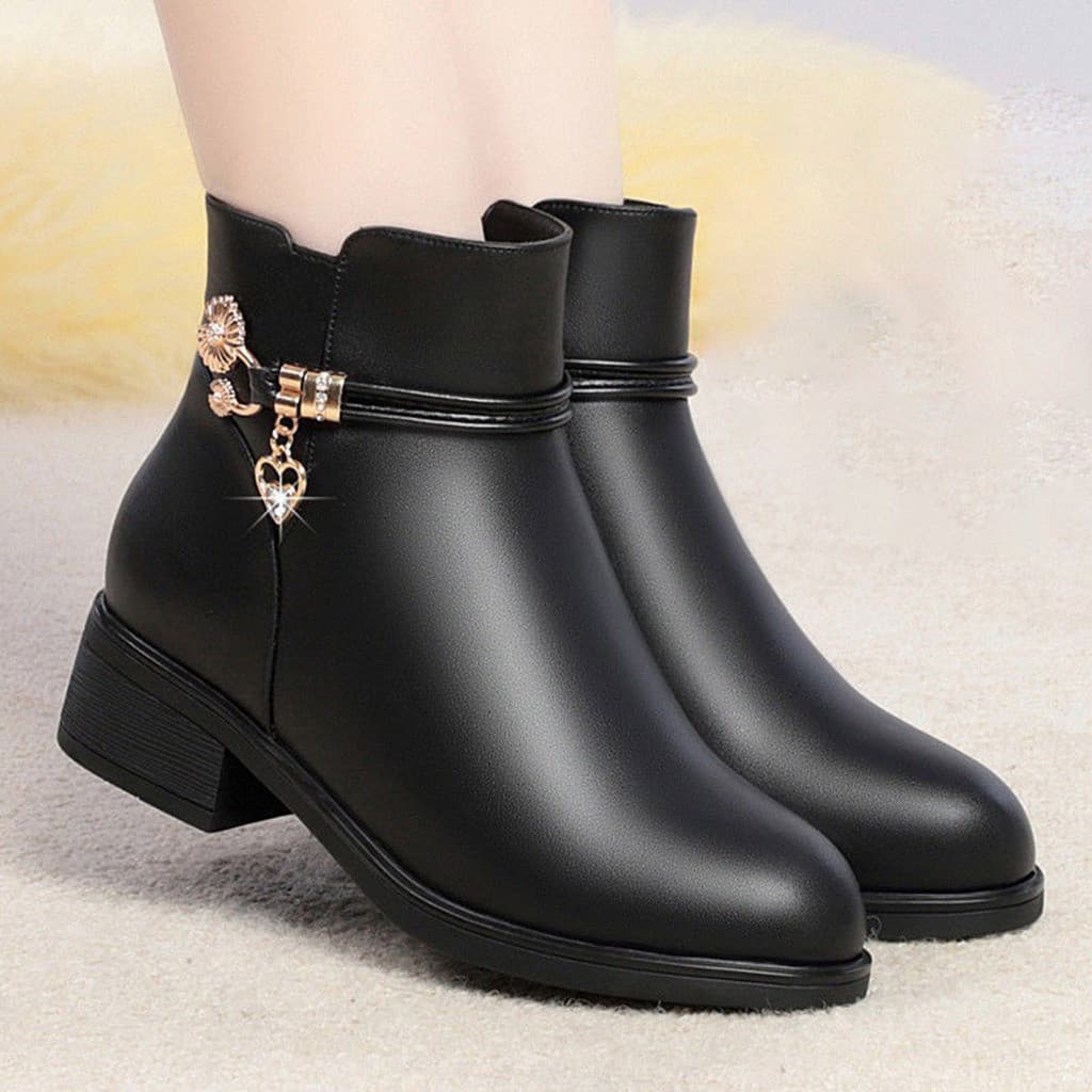 Botas Femininas de Couro Sintético com Cano Curto e Fivela Removível