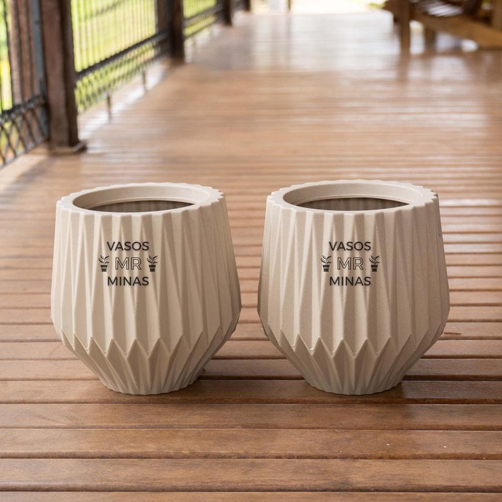 Conjunto Decorativo 2 Vasos Origami P em Polietileno com Estilo moderno, Leves e Muito Resistentes
