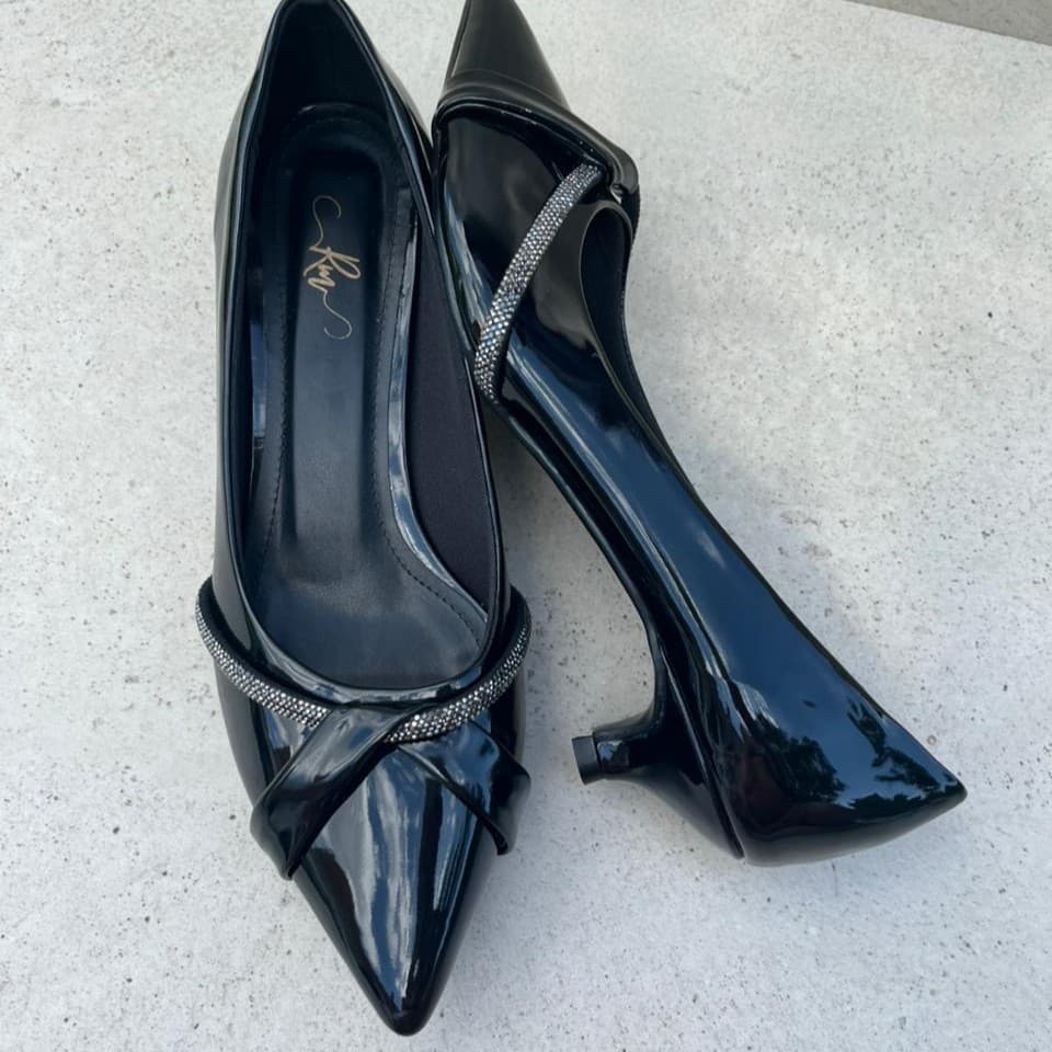 Scarpin Preto Transpassado c/ Tira Prata - Salto Gota 2,5cm/salto baixo/Linha Luxo/ salto gota / scarpin elegante