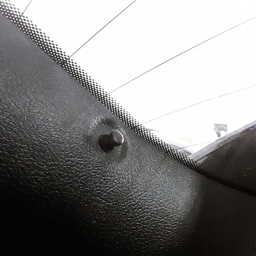 Par Pino C/ Trava Da Moldura  plastica Porta Mala Jeep Compass
