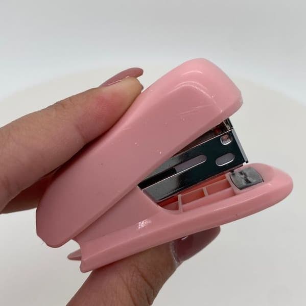 GRAMPEADOR MINI PLÁSTICO/METAL COM 500 GRAMPOS NA CARTELA