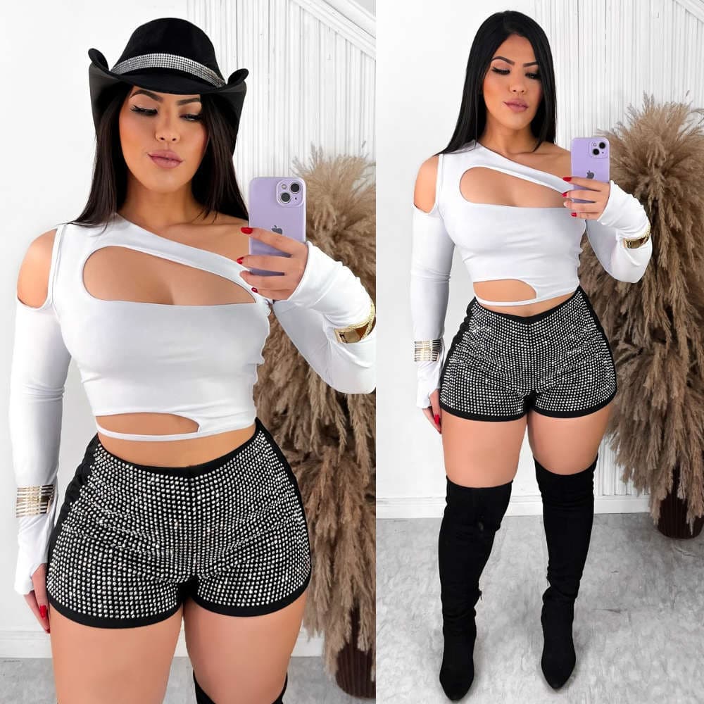 Look  (Cropped Gringa c/ Recorte no dedo e Shorts Strass)