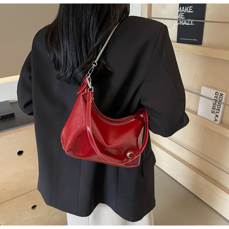 Bolsa feminina novo estilo Super quente nicho couro patente corrente axilas Baguette saco All-Match corrente Commuter om
