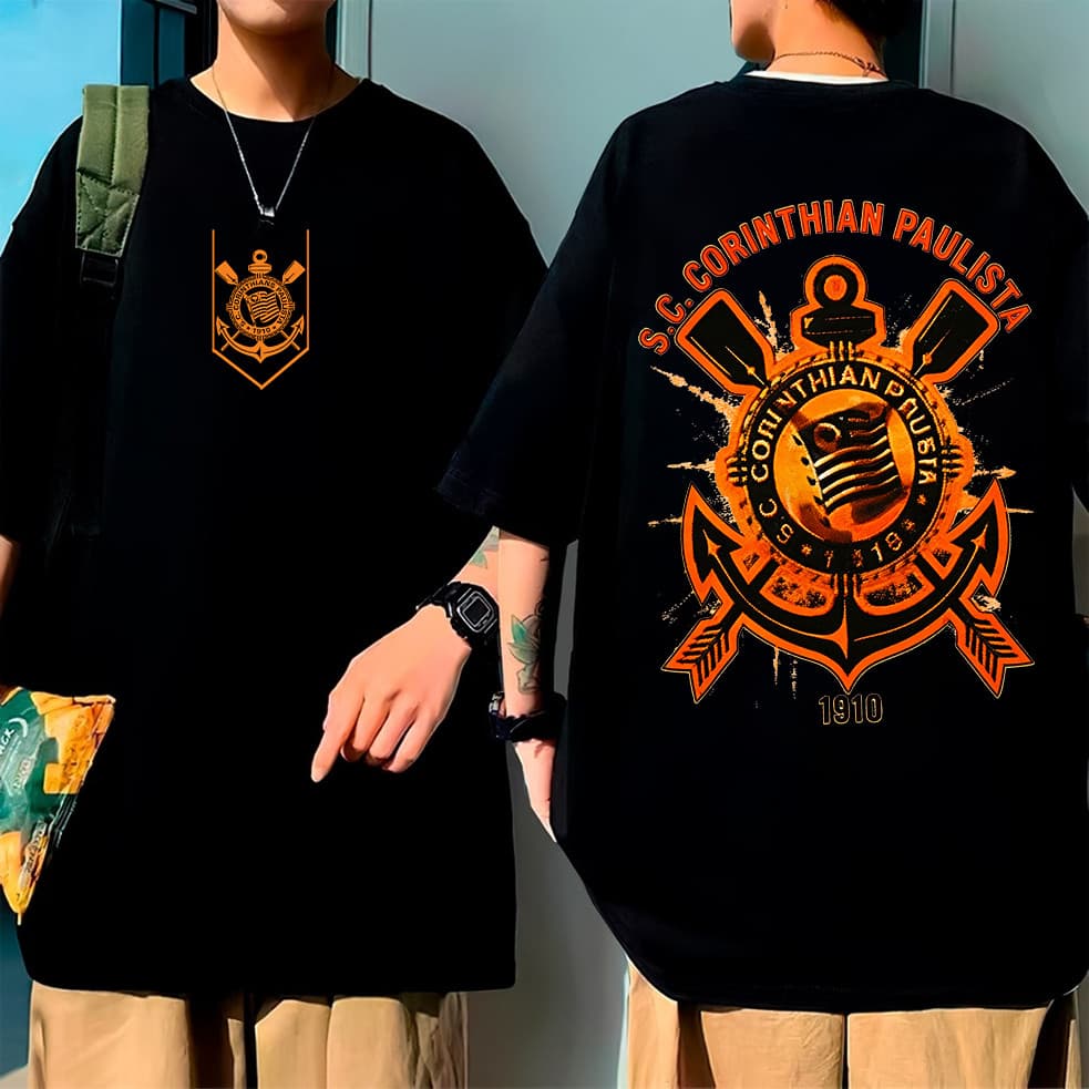 Camiseta unissex de corte amplo, com design de escudo e a palavra 'Corinthians', estilo esportivo e fashion