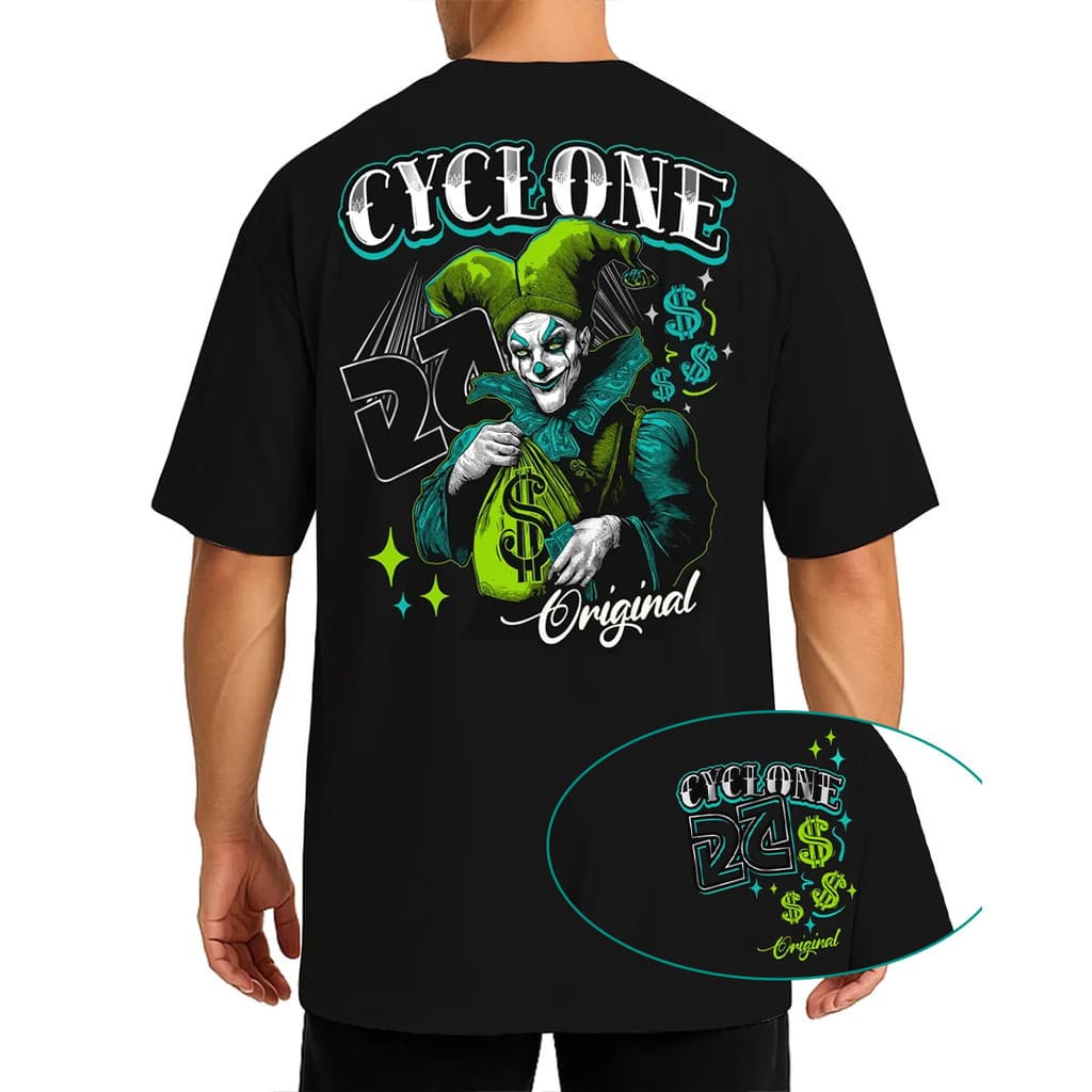 Camiseta Preta Unisex, Design com "CYCLONE" Vintage, Imagem Religiosa, Cadeia Amarela e Logo "22", Moda Urbana Clássica