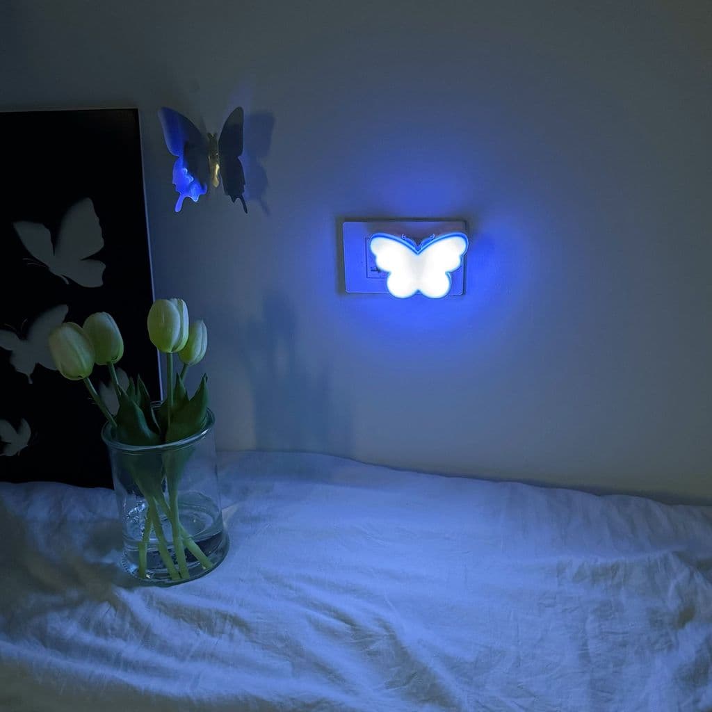 Borboletas Brilhantes , Luz Colorida , Luzes De Atmosfera Emocional Noturna Romântica Com Controle De À Noite .
