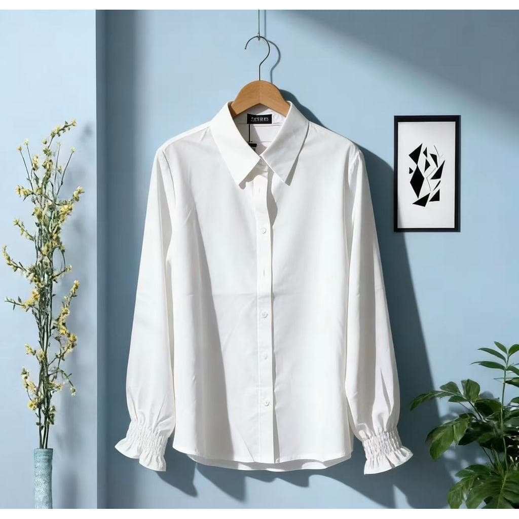 Camisa feminina branca simples e pura, com mangas bufantes