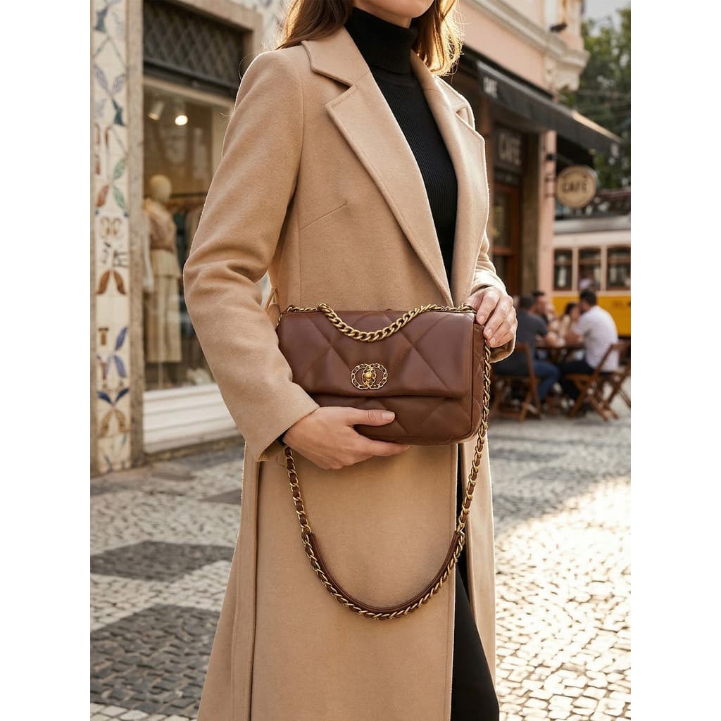Bolsa De Ombro Flap Acolchoada Minimalista Elegante Com Corrente Dourada Estilo Old Money