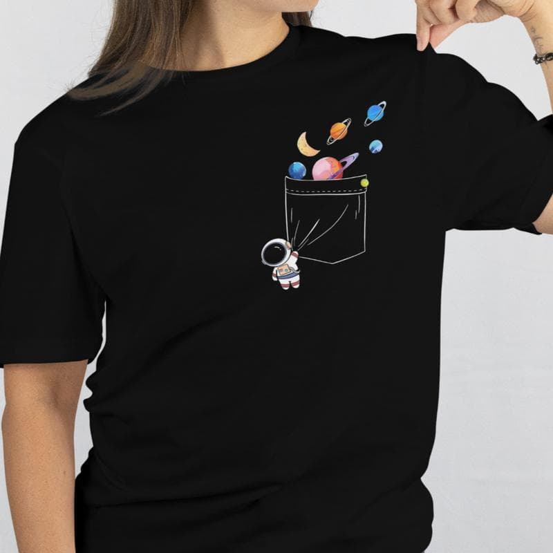 Camiseta Estampa Astronauta Bolso Espacial Criativa Planetas Universo Minimalista Masculiana e Feminina