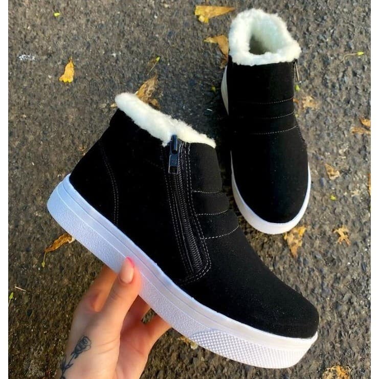 Tênis botinha apeluciada cano curto com pelo para o inverno forrada de pelinho por dentro bota frio