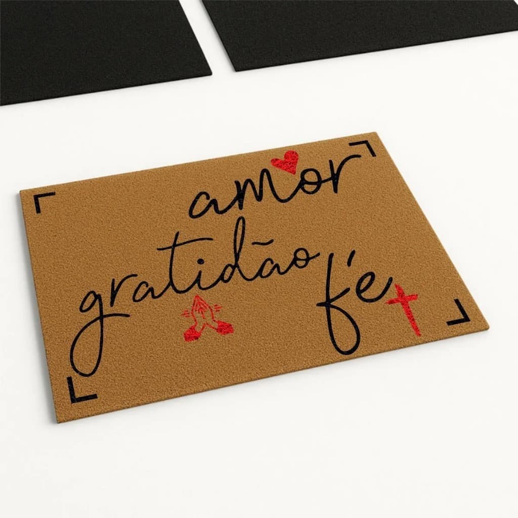 Tapete Capacho Amor, Gratidão e Fé 60x40cm – Entrada de Casa (Bege, Ouro Preto e Cinza)