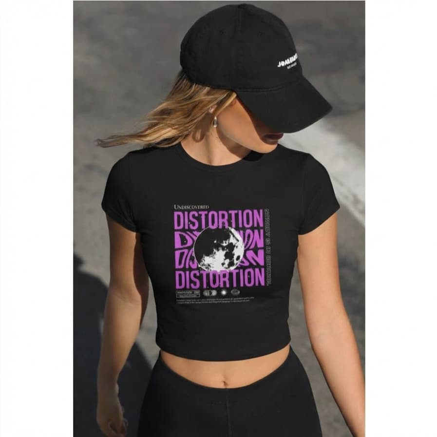 Babylook Feminina “Distortion” – Estilo Street Futurista