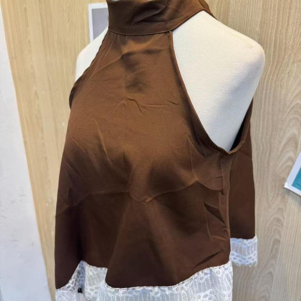 Blusa Assimétrica com Renda na Barra