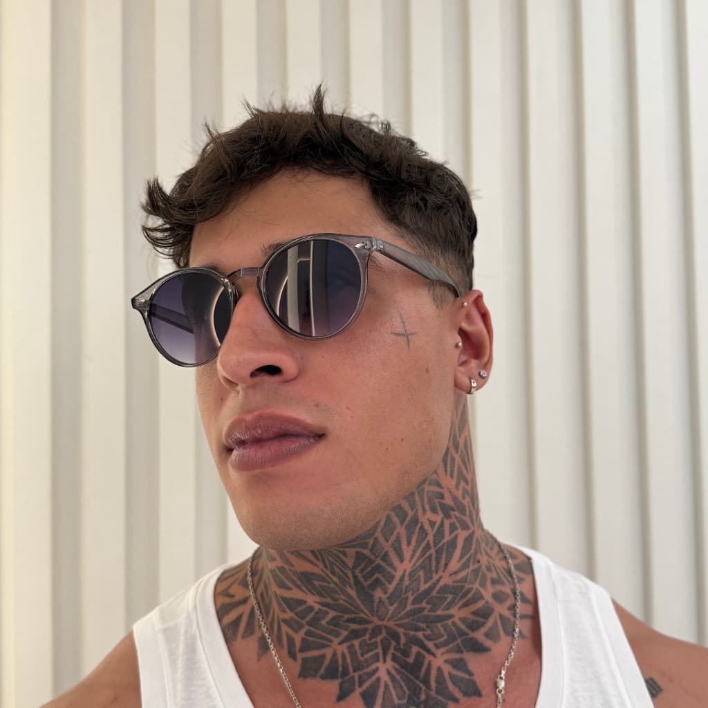 OFERTA Óculos de Sol Redondo - Armação Translúcida Fumê com Lente Degradê Cinza