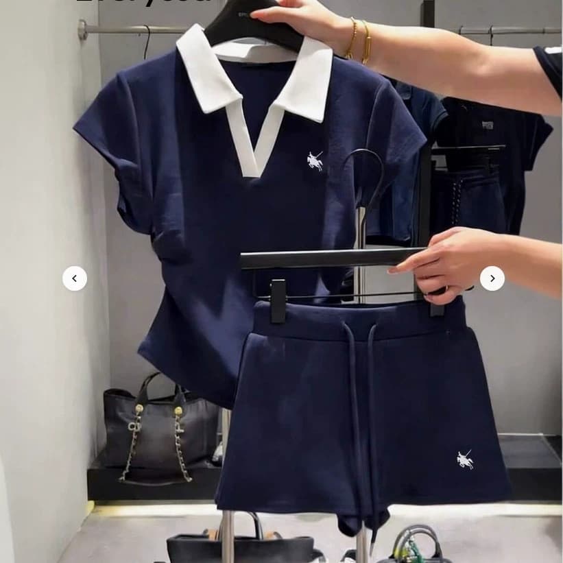 Terno feminino com lapela em cor contrastante branco marinho, decote em V, corte justo, manga curta, 2-