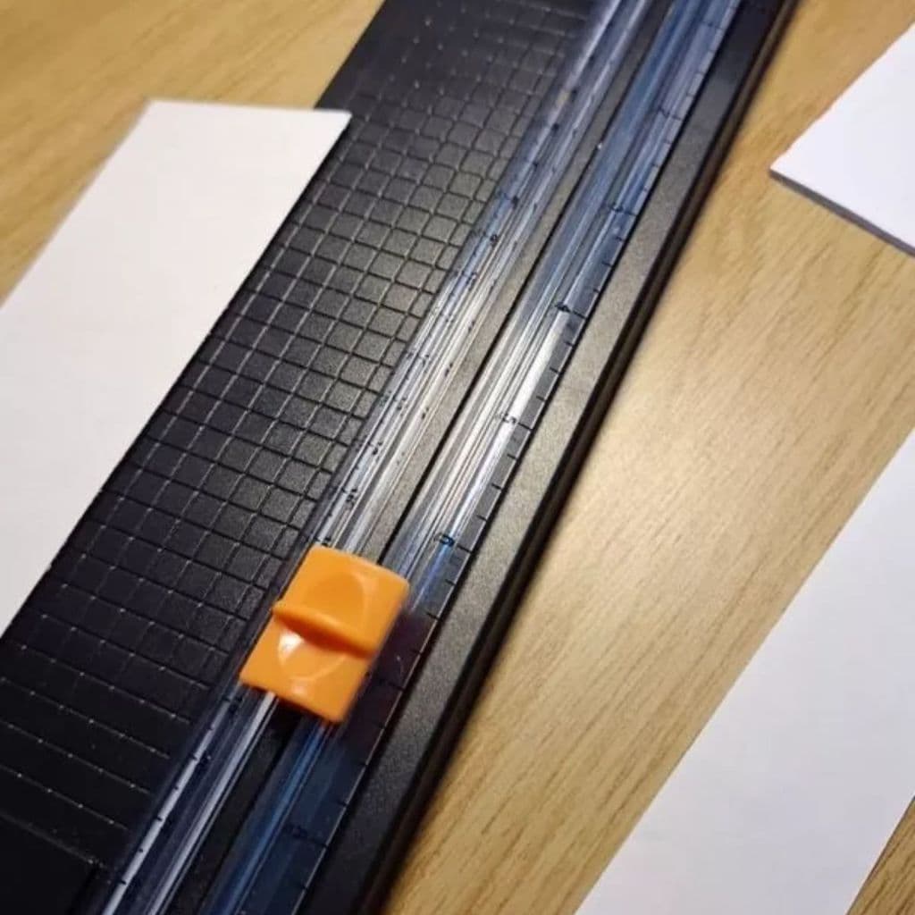 Guilhotina Refiladora De Papel Cortador De Mesa A4 A5